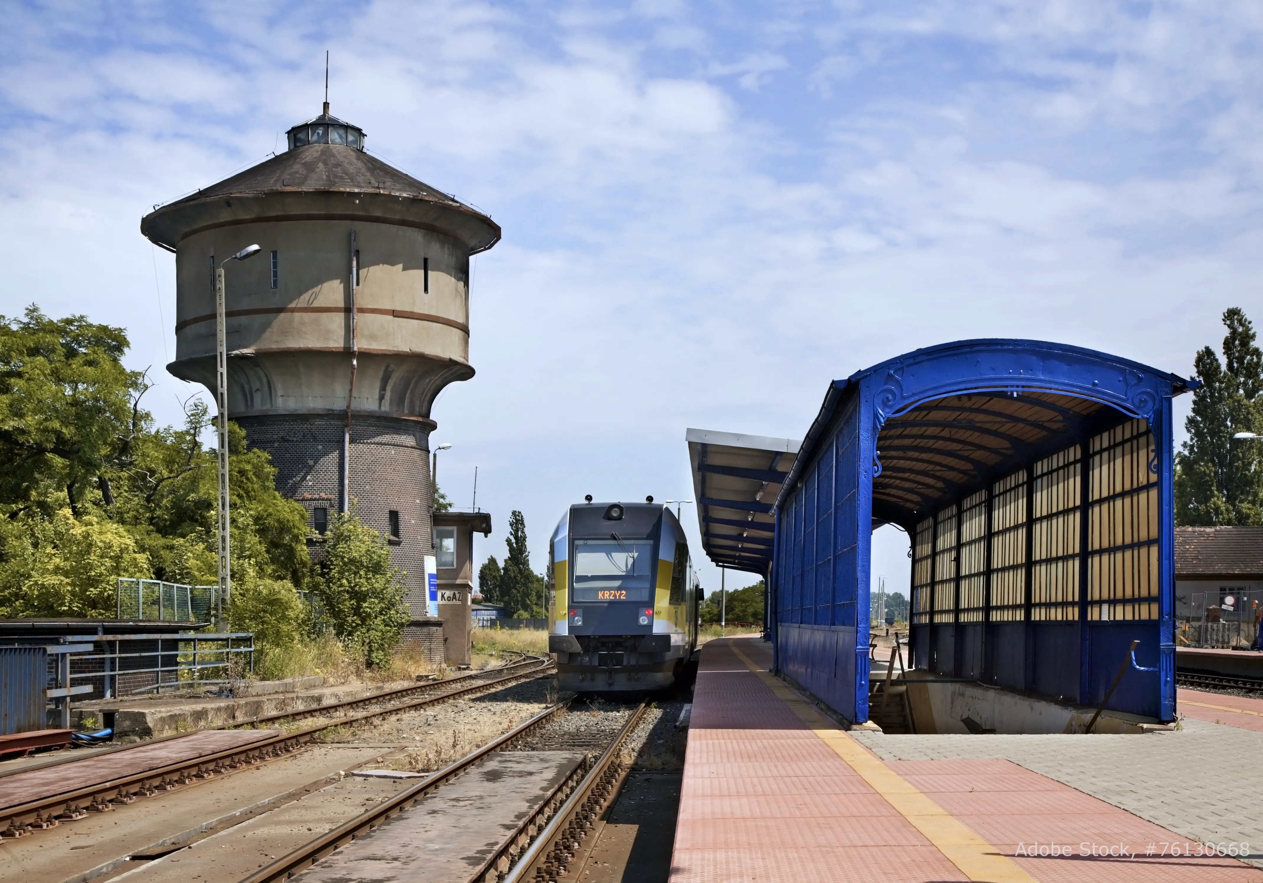 Ansicht des Bahnhofs Kostrzyn nad Odrą auf polnischer Seite der Grenze