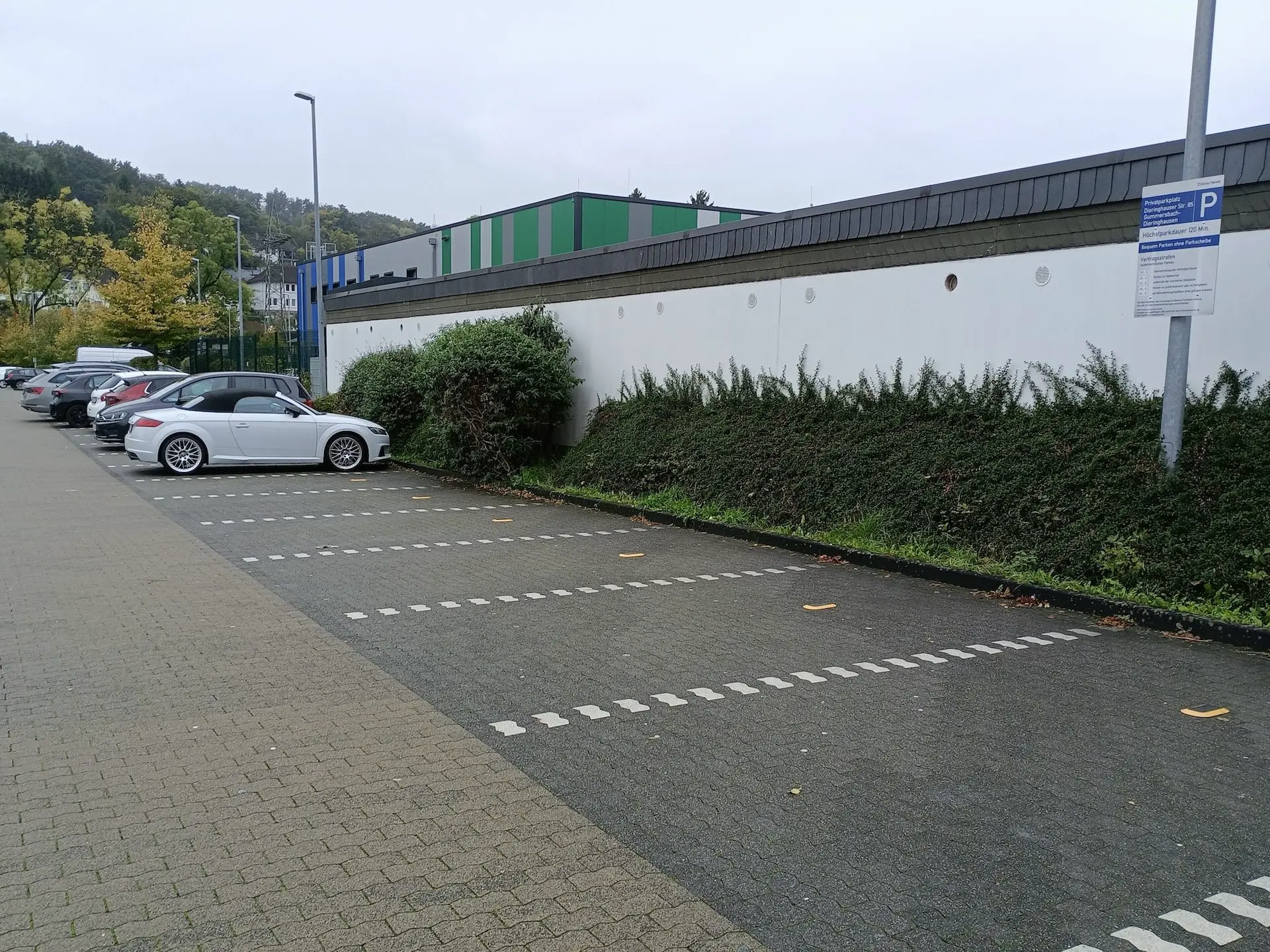Ansicht eines bewirtschafteten Parkplatzes