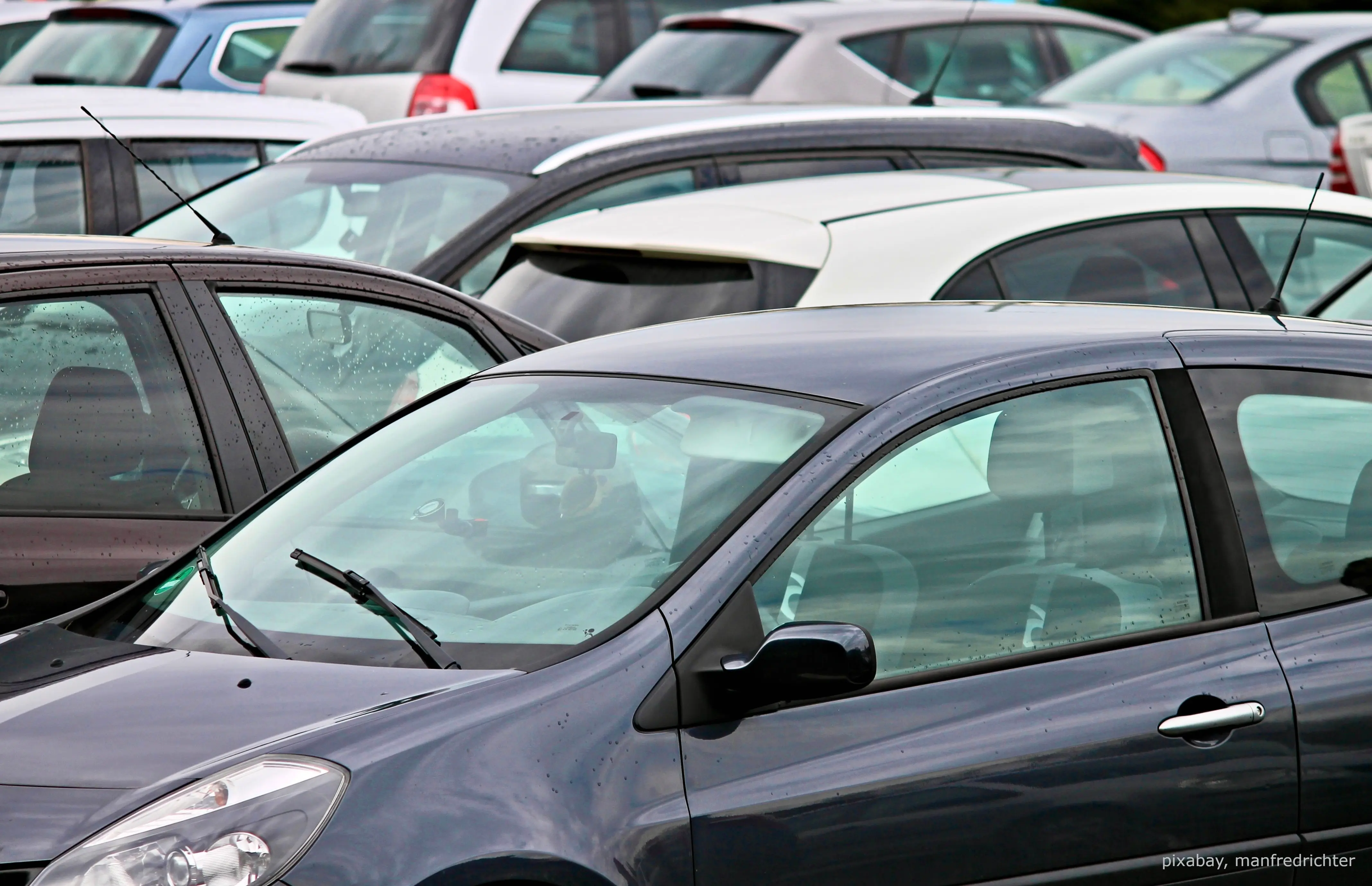 Archivbild: vollständig belegter, unbewirtschafteter Parkplatz ohne Kontrolle
