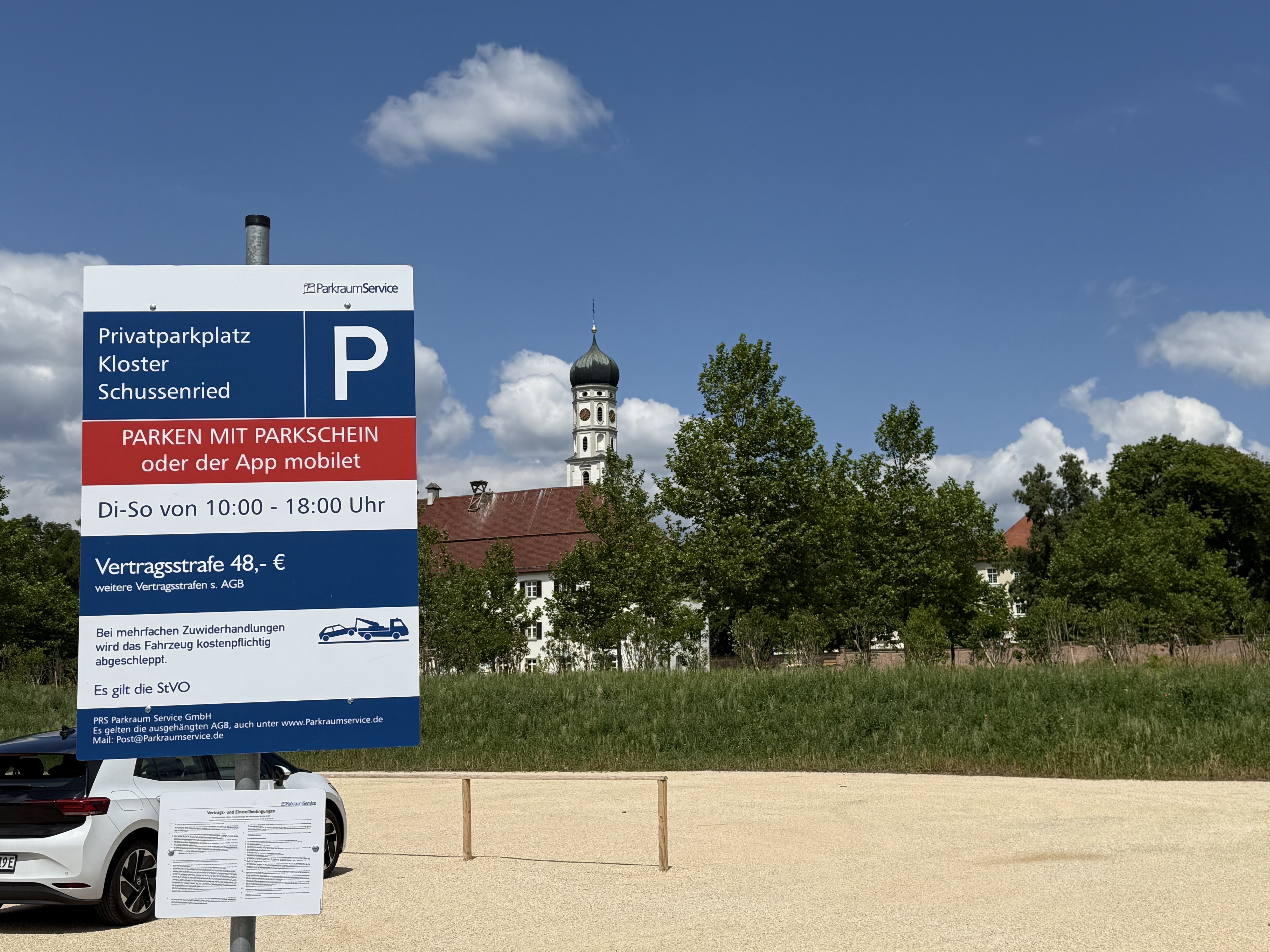 Beschilderung des Privatparkplatzes am Kloster Schussenried: Parken mit Parkschein oder der App mobilet