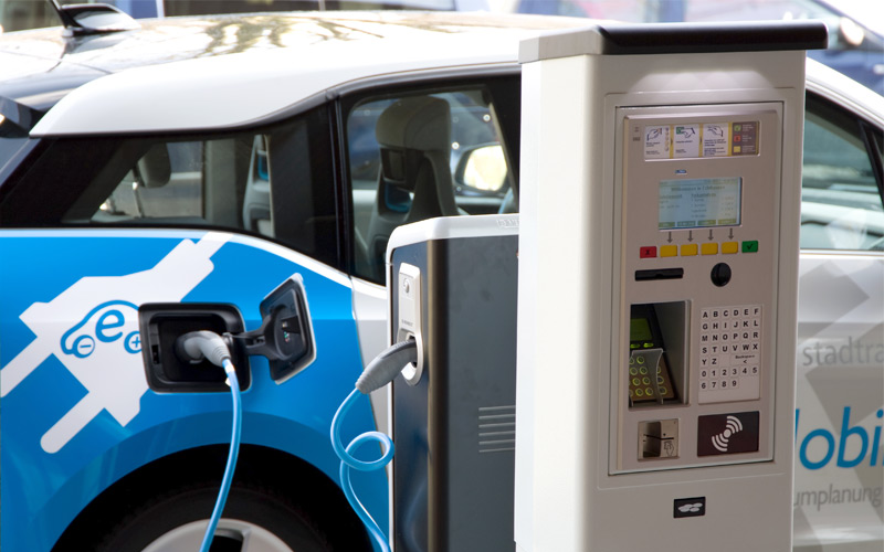 Parkscheinautomat mit Ladesäule