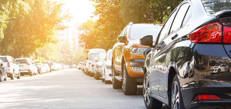 Viele Autos parken geordnet auf einem Parkplatz