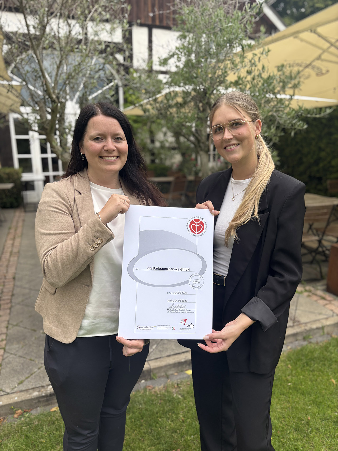 Urkunde zur Zertifizierung als familienfreundliches Unternehmen, präsentiert von Mitarbeiterinnen von PRS